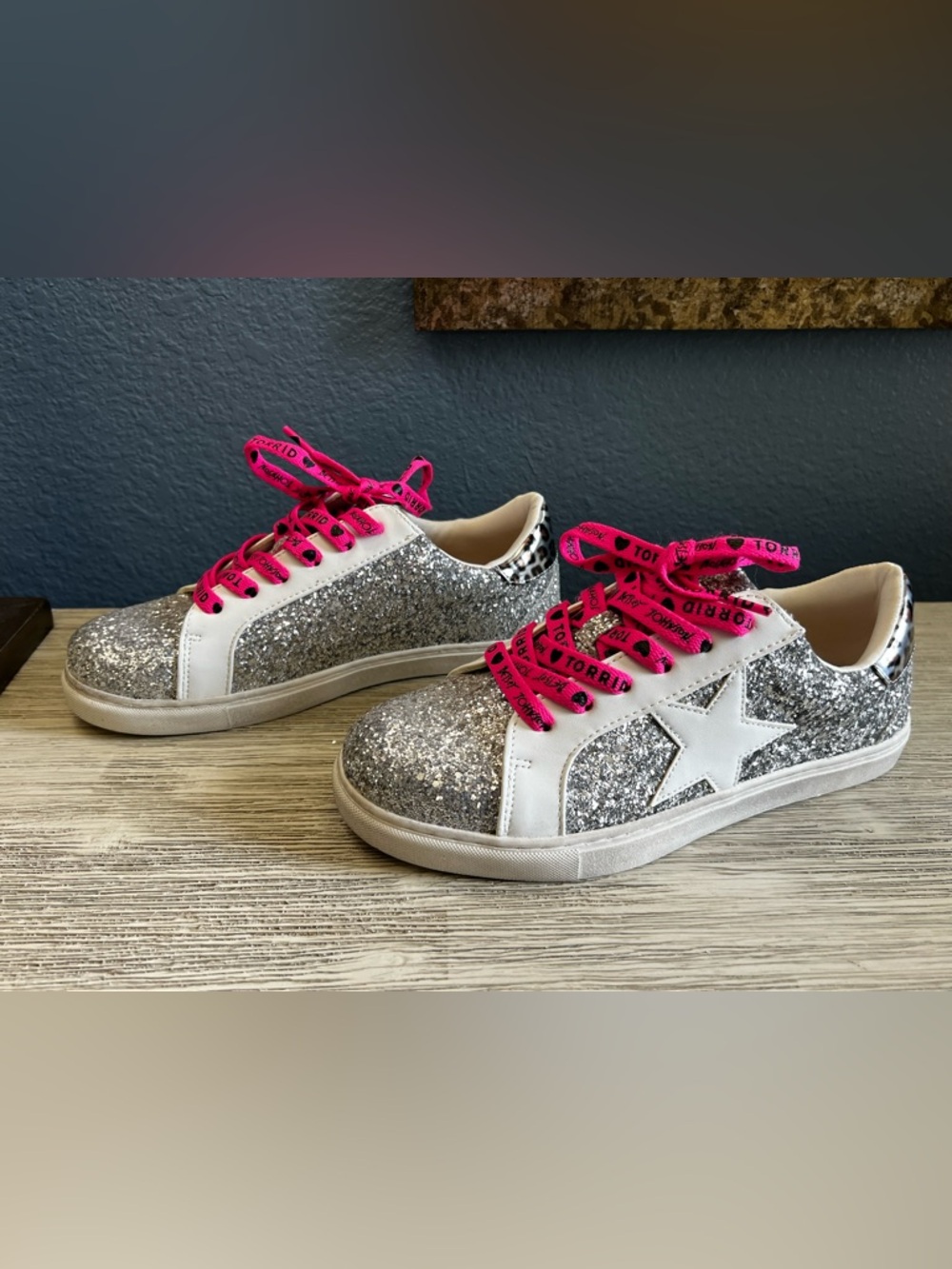 NEW!!! Torrid 🖤 Betsey Johnson Silver Glitter Low-Top Sneakers Hot Pink Laces